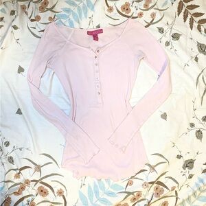 Early 2000s “vintage” Ribbed Light Pink Henley by GLO 💗